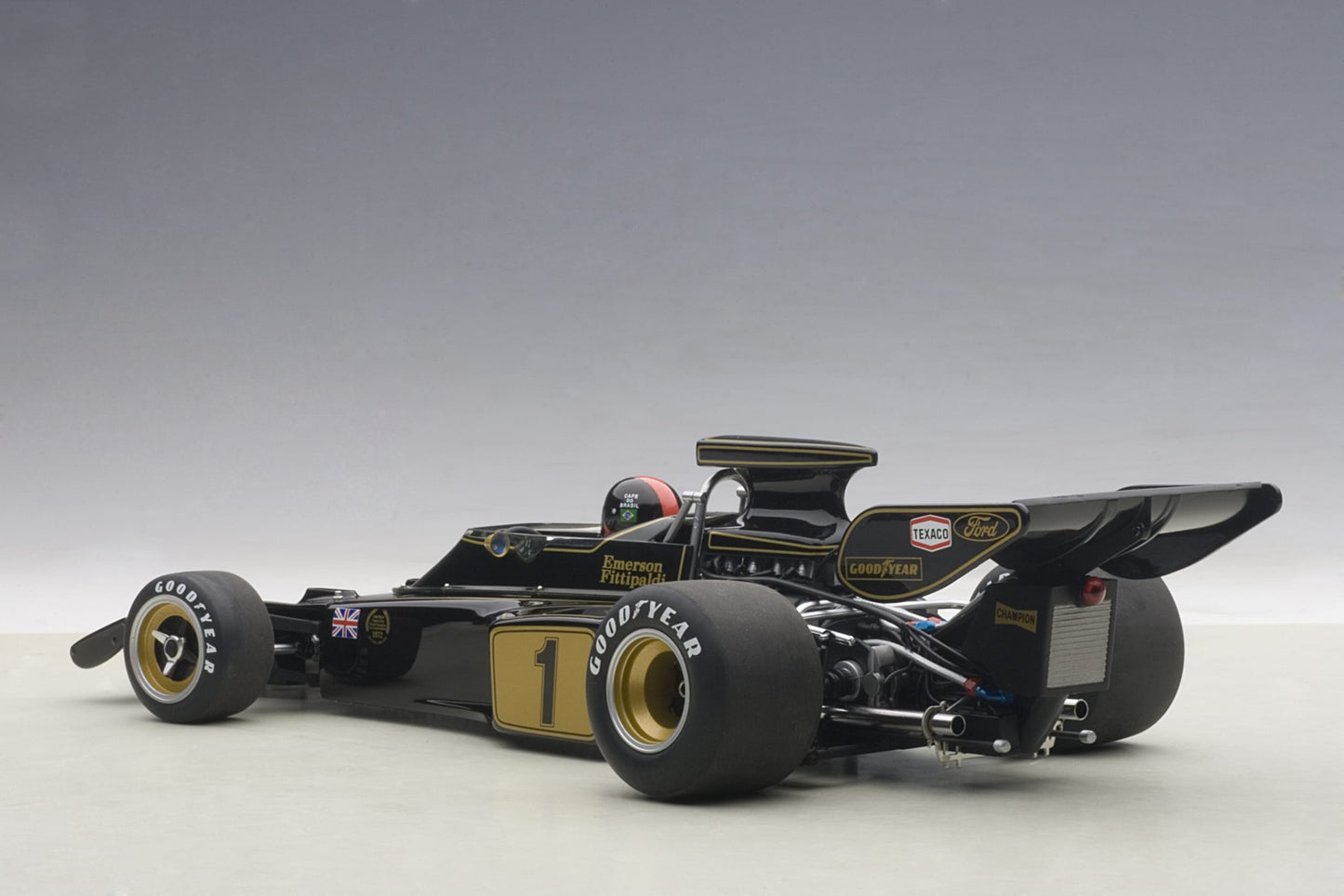 Macheta auto Lotus 72 E F1 1973 E. Fittipaldi #1 (with driver figurine) 1:18 AutoArt