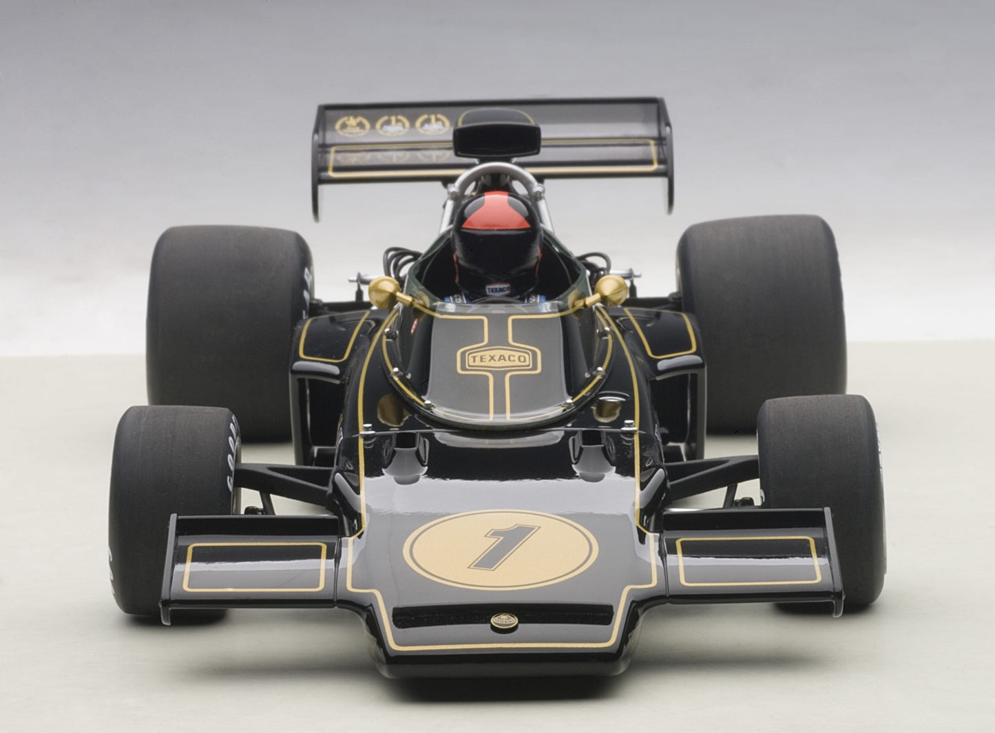 Macheta auto Lotus 72 E F1 1973 E. Fittipaldi #1 (with driver figurine) 1:18 AutoArt