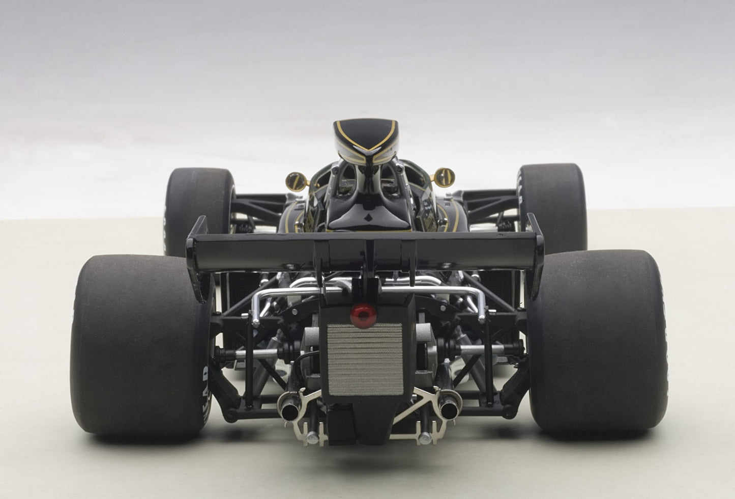 Macheta auto Lotus 72 E F1 1973 E. Fittipaldi #1 (with driver figurine) 1:18 AutoArt