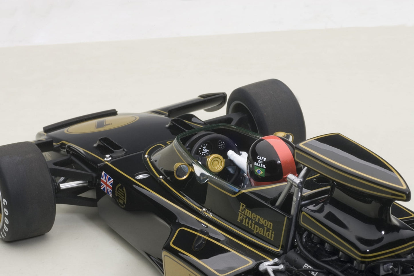 Macheta auto Lotus 72 E F1 1973 E. Fittipaldi #1 (with driver figurine) 1:18 AutoArt