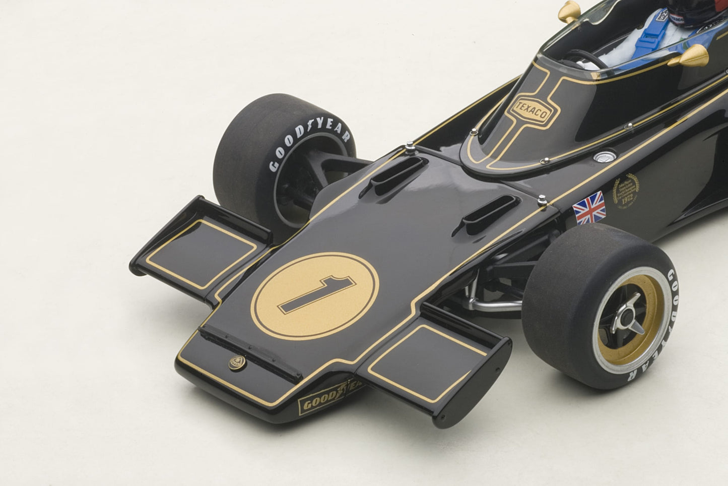 Macheta auto Lotus 72 E F1 1973 E. Fittipaldi #1 (with driver figurine) 1:18 AutoArt