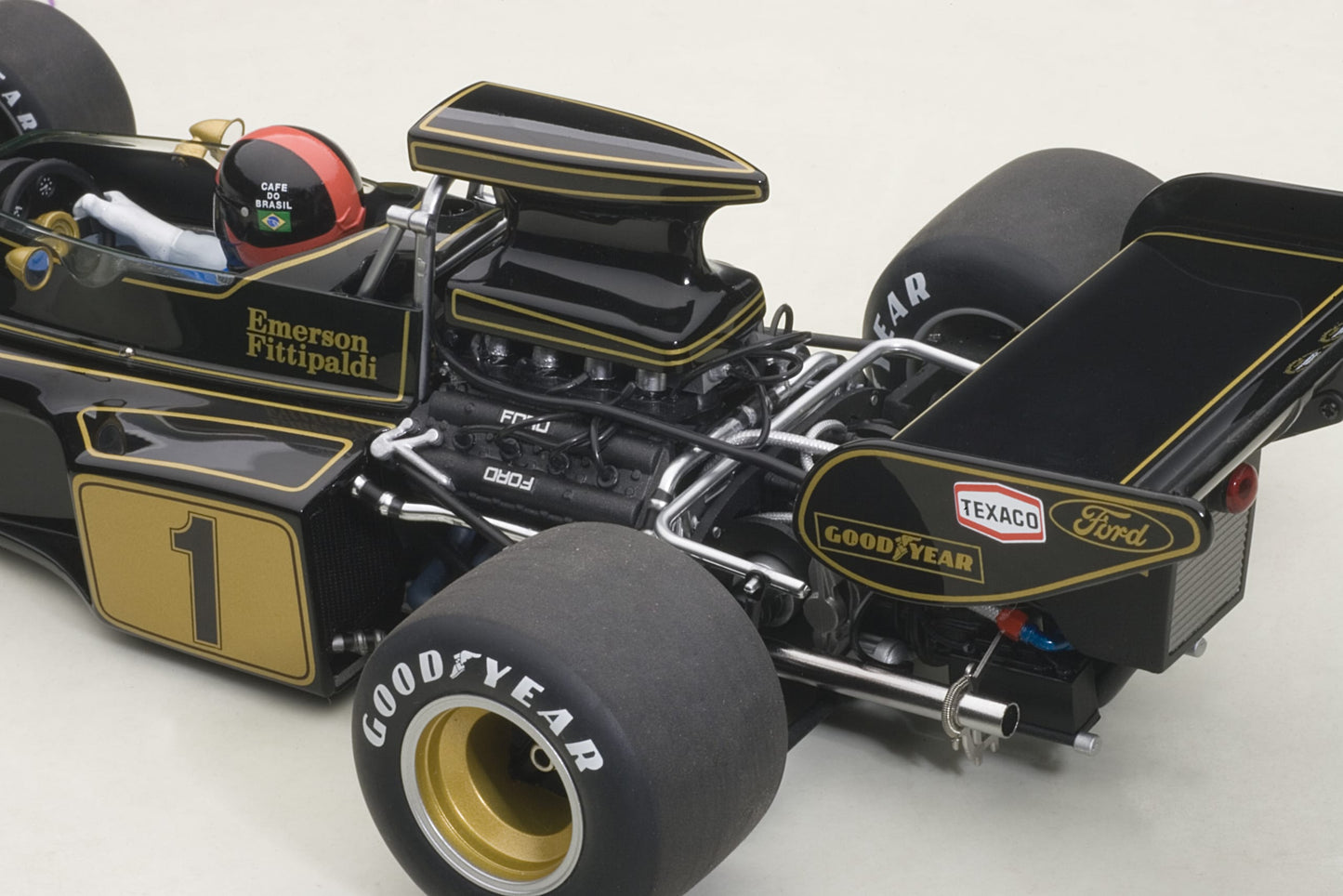 Macheta auto Lotus 72 E F1 1973 E. Fittipaldi #1 (with driver figurine) 1:18 AutoArt