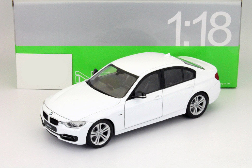 Macheta BMW 335i F30 2012 alba 1:18 Welly, metal cu deschidere usi