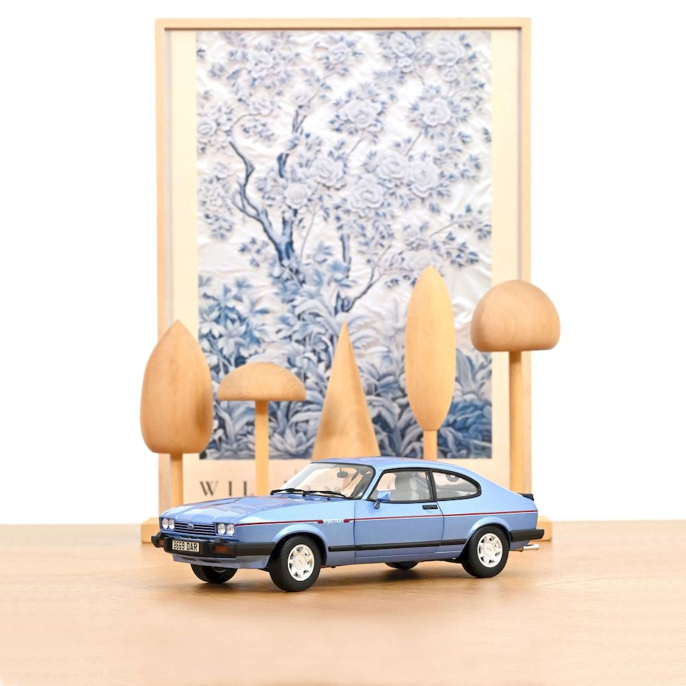 Macheta auto Ford Capri Mk.III 2.8 Injection, Paris Blue metallic, 1984 (RHD) 1:18 Norev