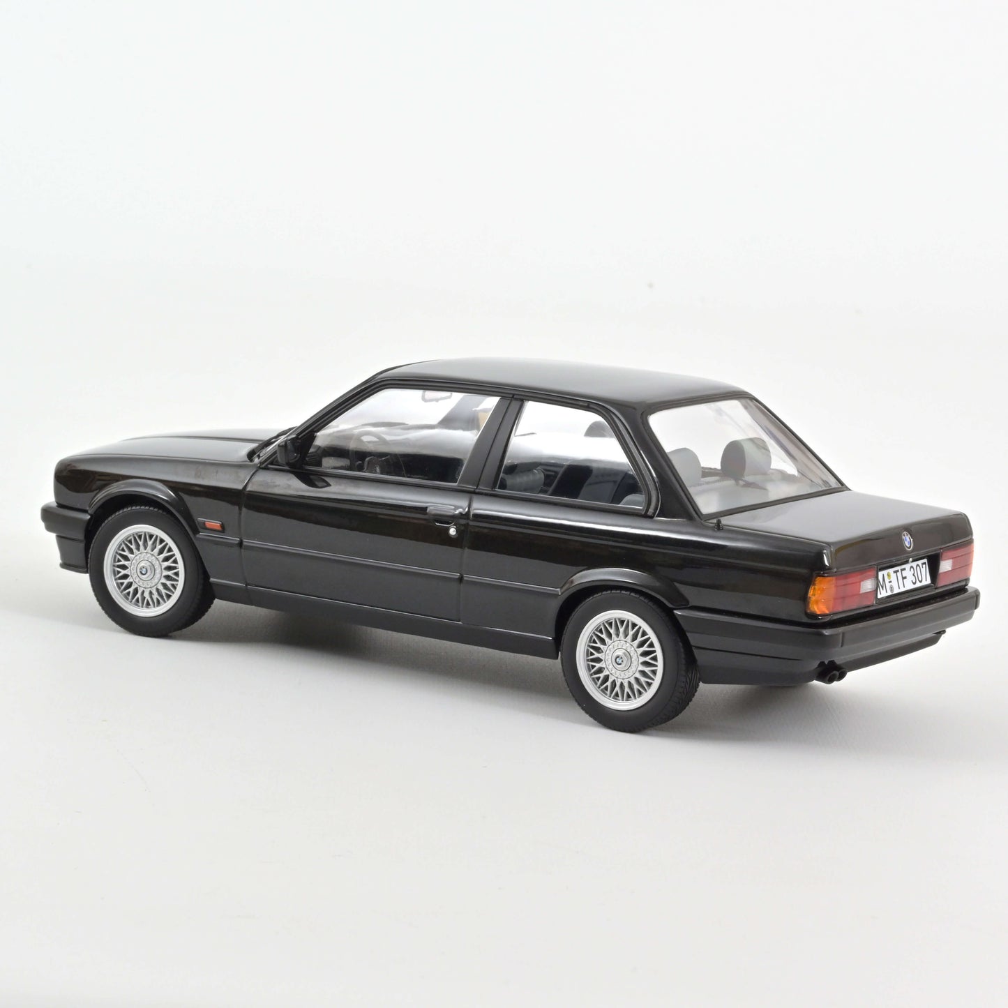 Macheta auto BMW 325i (1988) 1:18 Norev