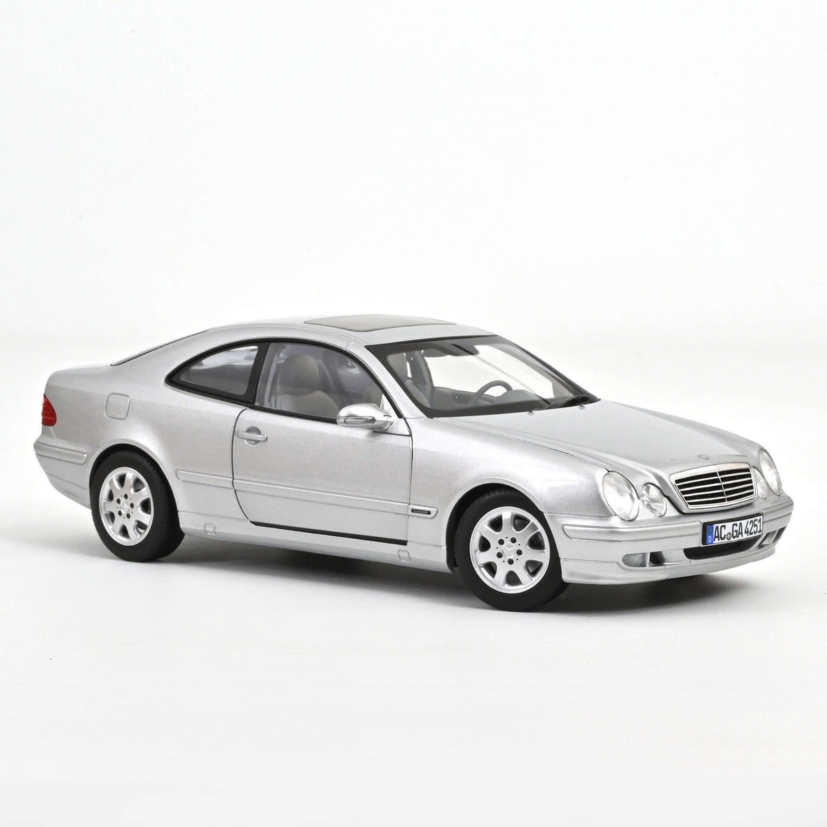 Macheta auto Mercedes-Benz CLK-Class 2000 Brillant Silver 1:18 Norev