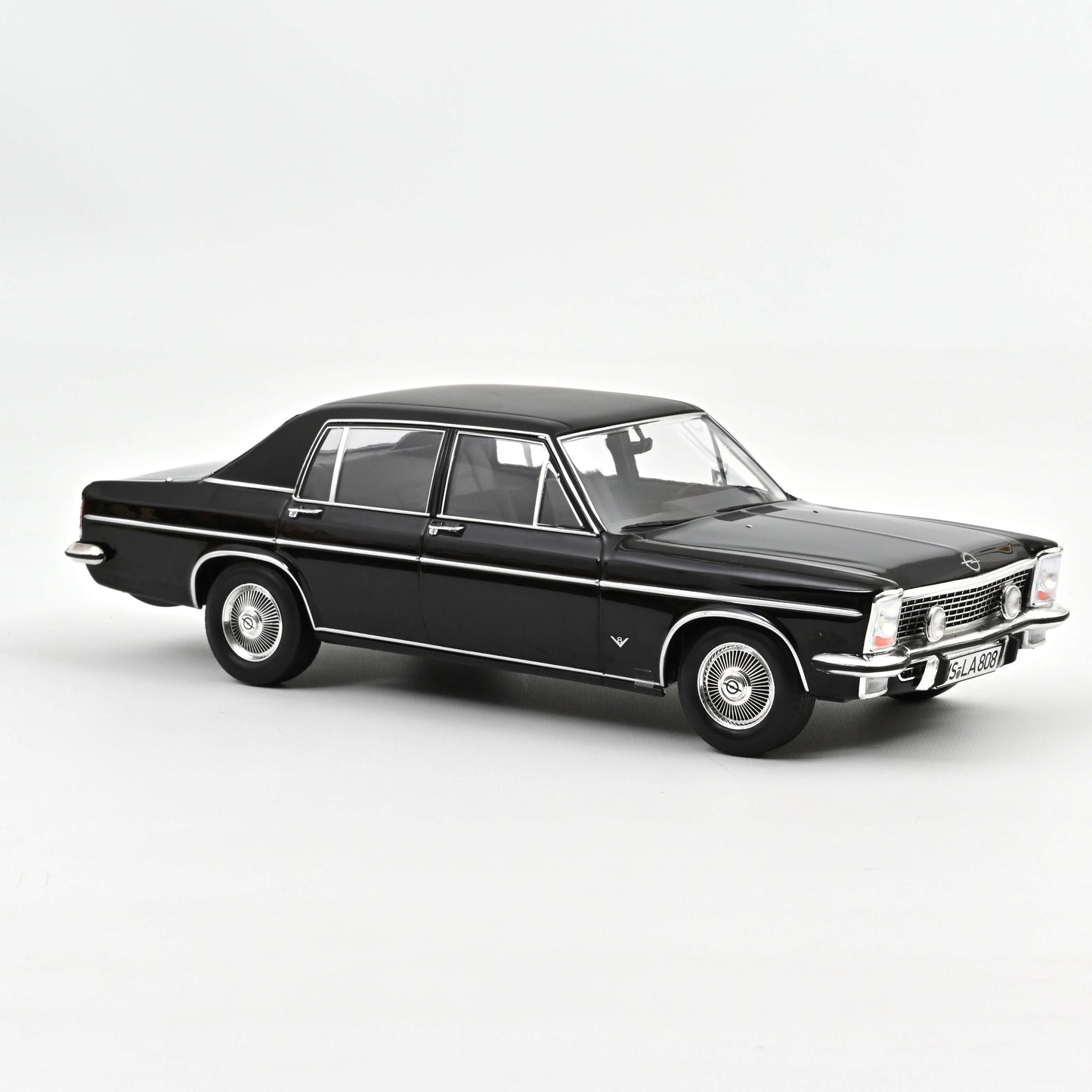 Macheta auto Opel Diplomat V8 (1969) 1:18 Norev