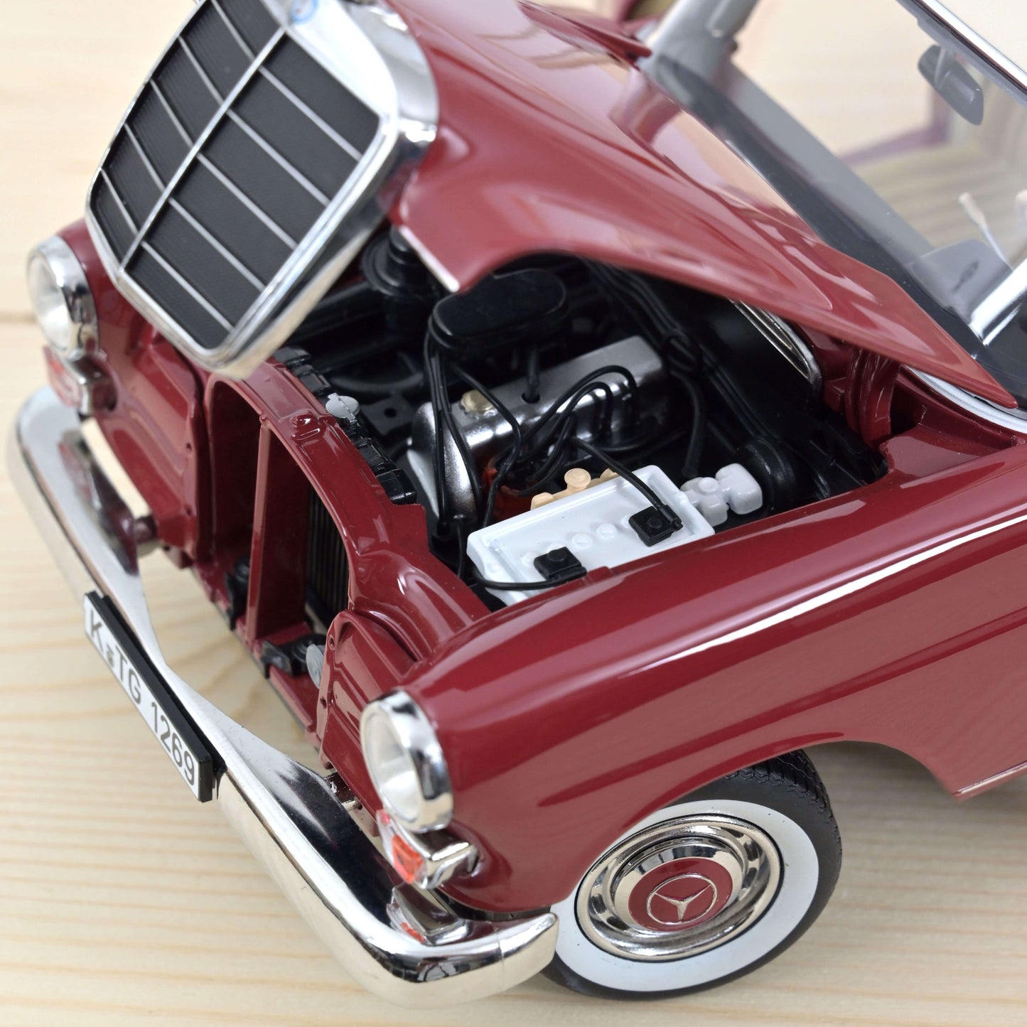 Macheta auto Mercedes-Benz 200 (1966) 1:18 Norev