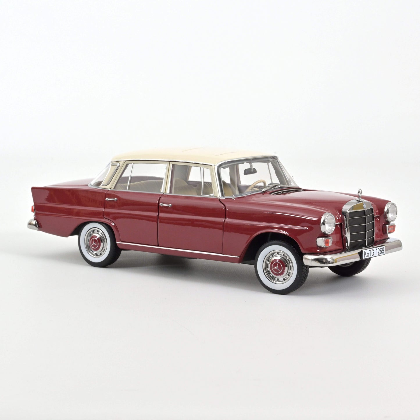 Macheta auto Mercedes-Benz 200 (1966) 1:18 Norev