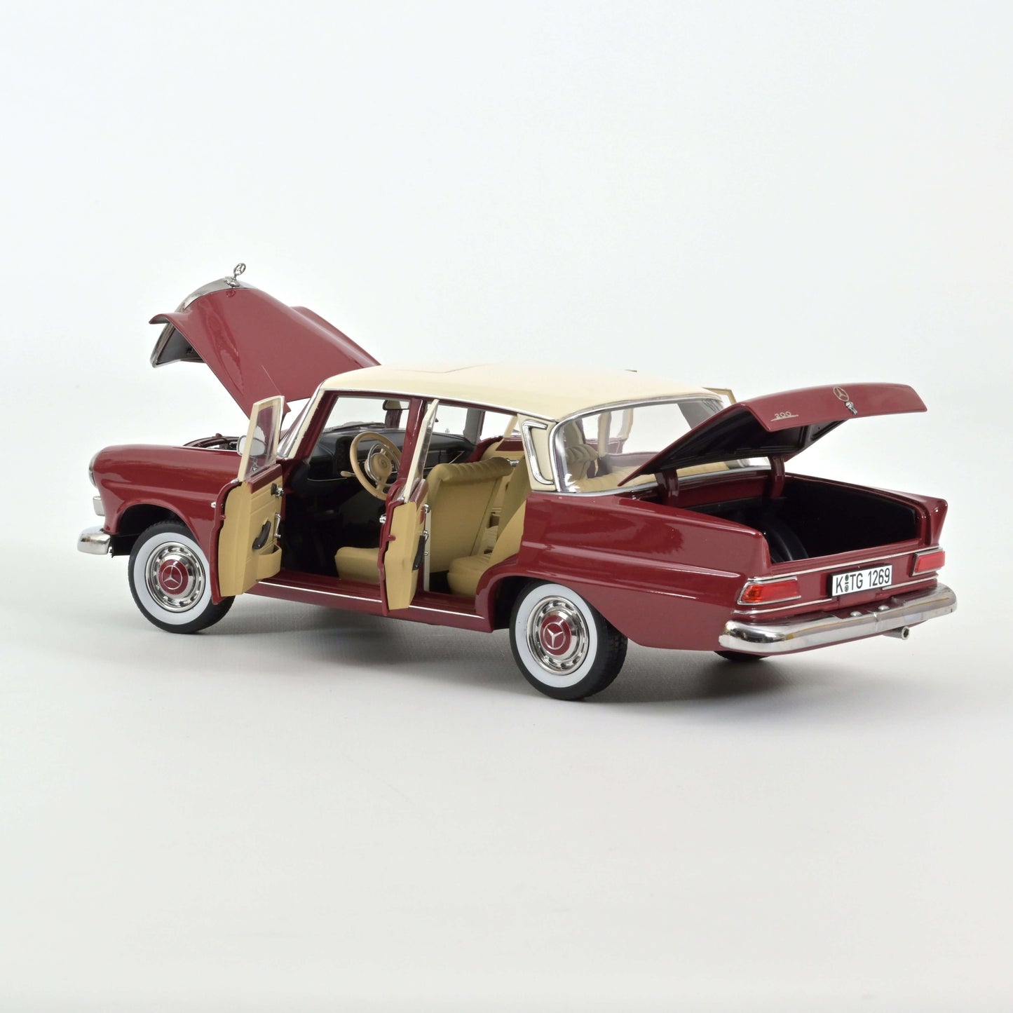 Macheta auto Mercedes-Benz 200 (1966) 1:18 Norev