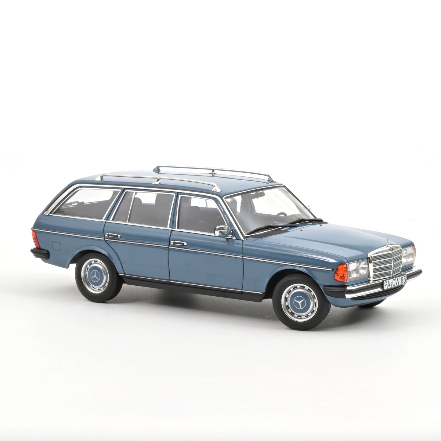 Macheta auto Mercedes-Benz 200 T (1980) 1:18 Norev