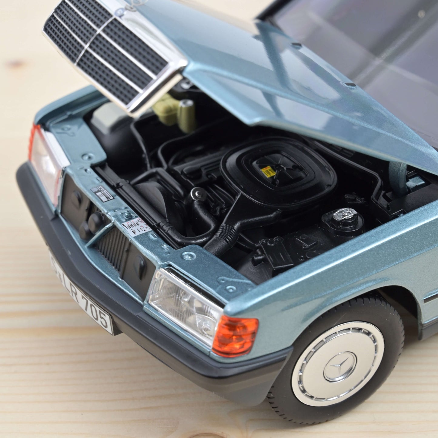 Macheta auto Mercedes-Benz 190 E (1984) 1:18 Norev