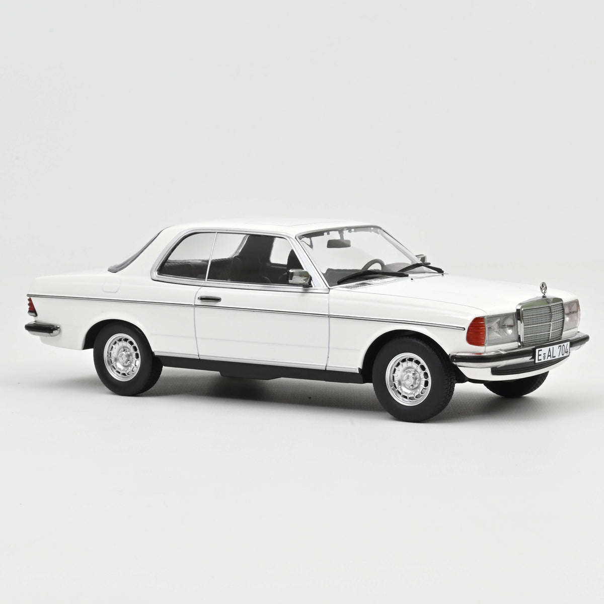 Macheta auto Mercedes-Benz 280 CE 1980 Classic White 1:18 Norev