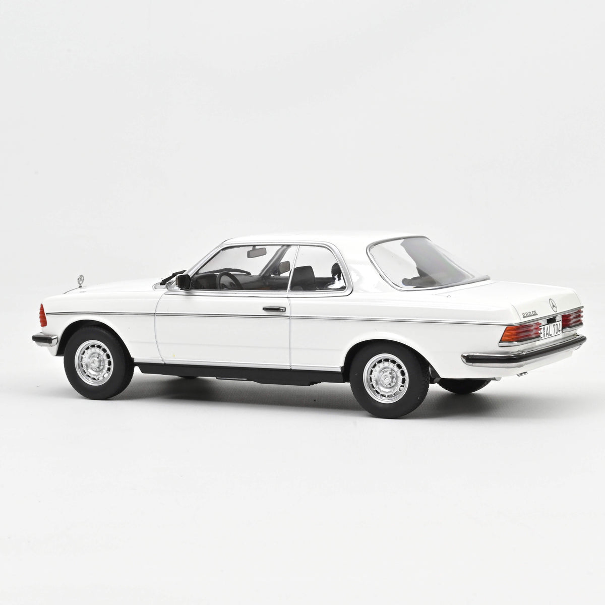 Macheta auto Mercedes-Benz 280 CE 1980 Classic White 1:18 Norev