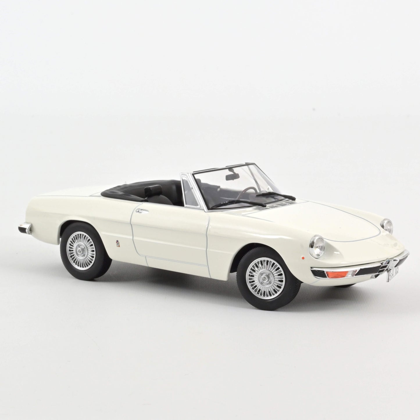 Macheta auto Alfa Romeo 2000 Spider (1978) 1:18 Norev