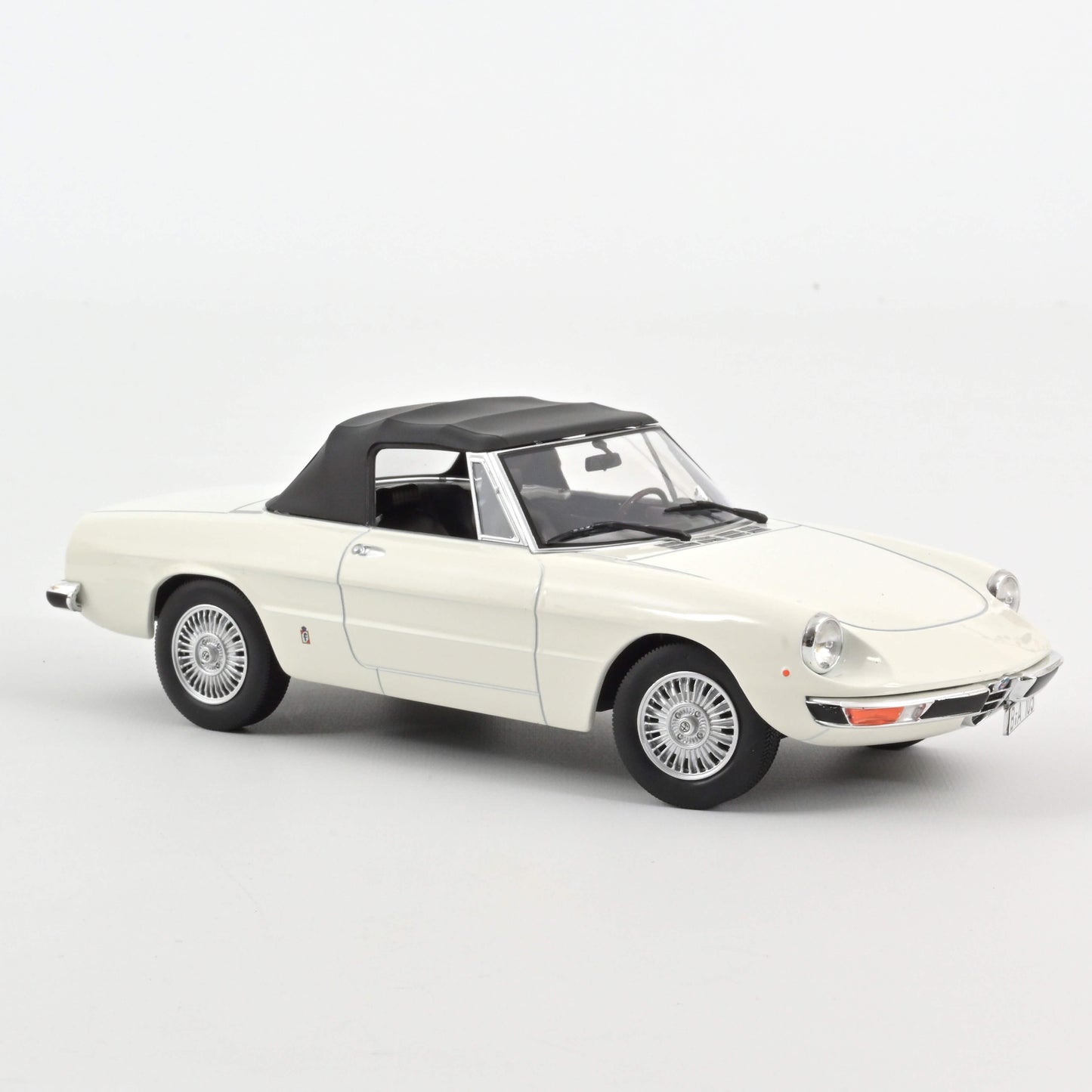 Macheta auto Alfa Romeo 2000 Spider (1978) 1:18 Norev