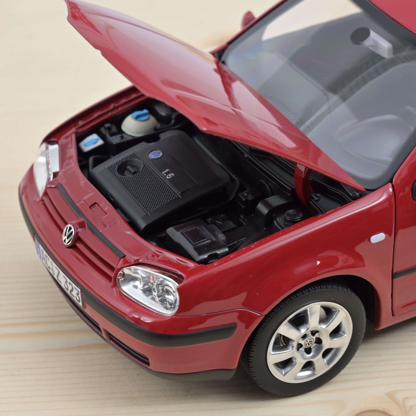 Macheta auto Volkswagen Golf IV (2002) 1:18 Norev