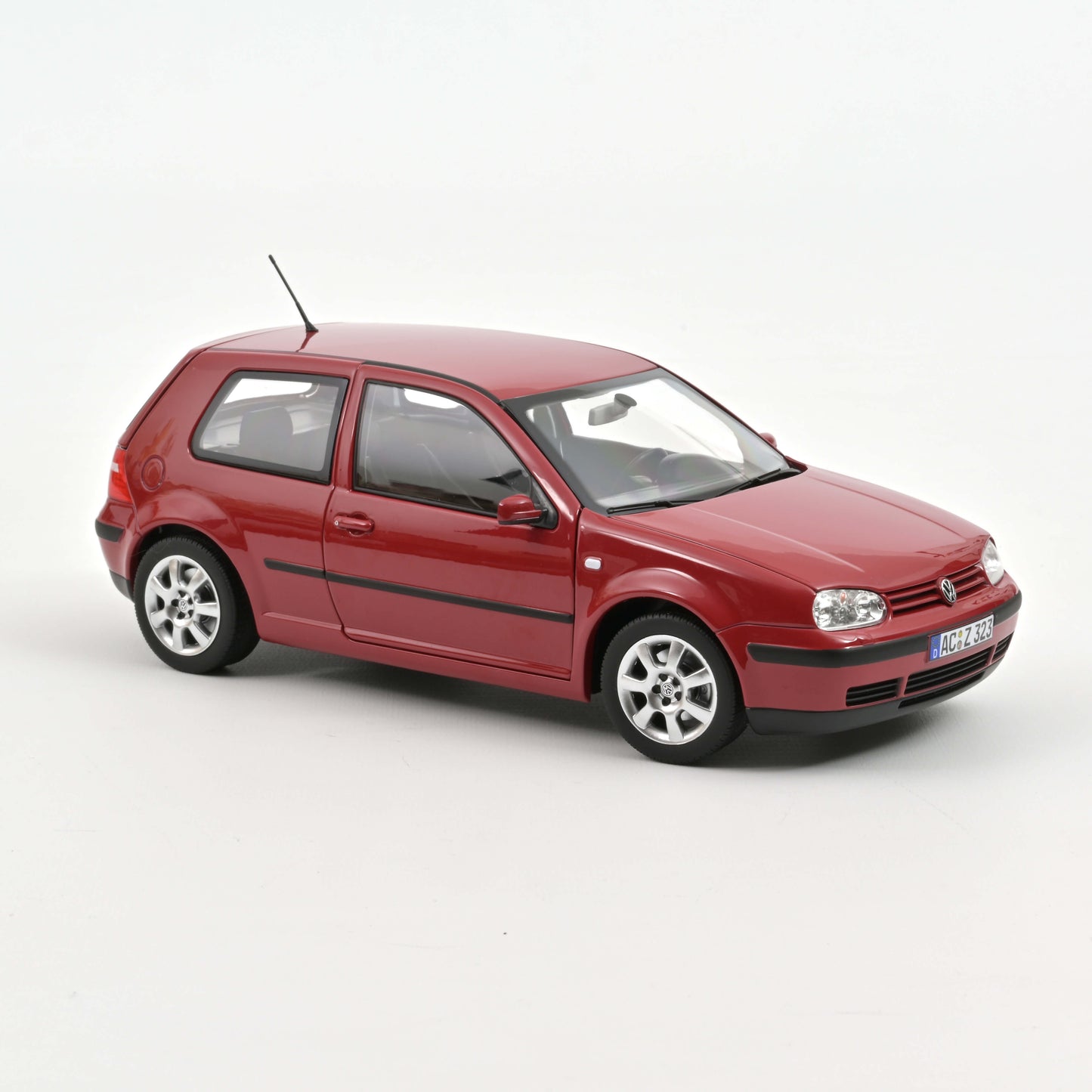 Macheta auto Volkswagen Golf IV (2002) 1:18 Norev