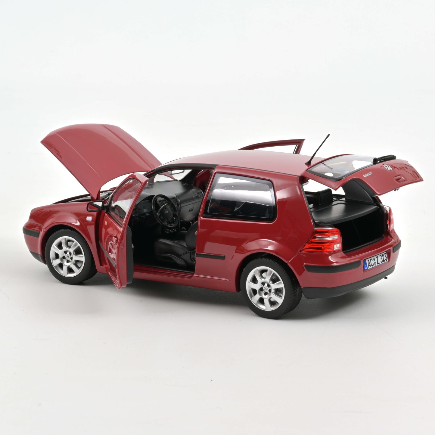 Macheta auto Volkswagen Golf IV (2002) 1:18 Norev