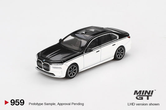 Macheta auto BMW i7 xDrive60, Alpine White/Black Sapphire, 2024 (LHD) 1:64 MIniGT