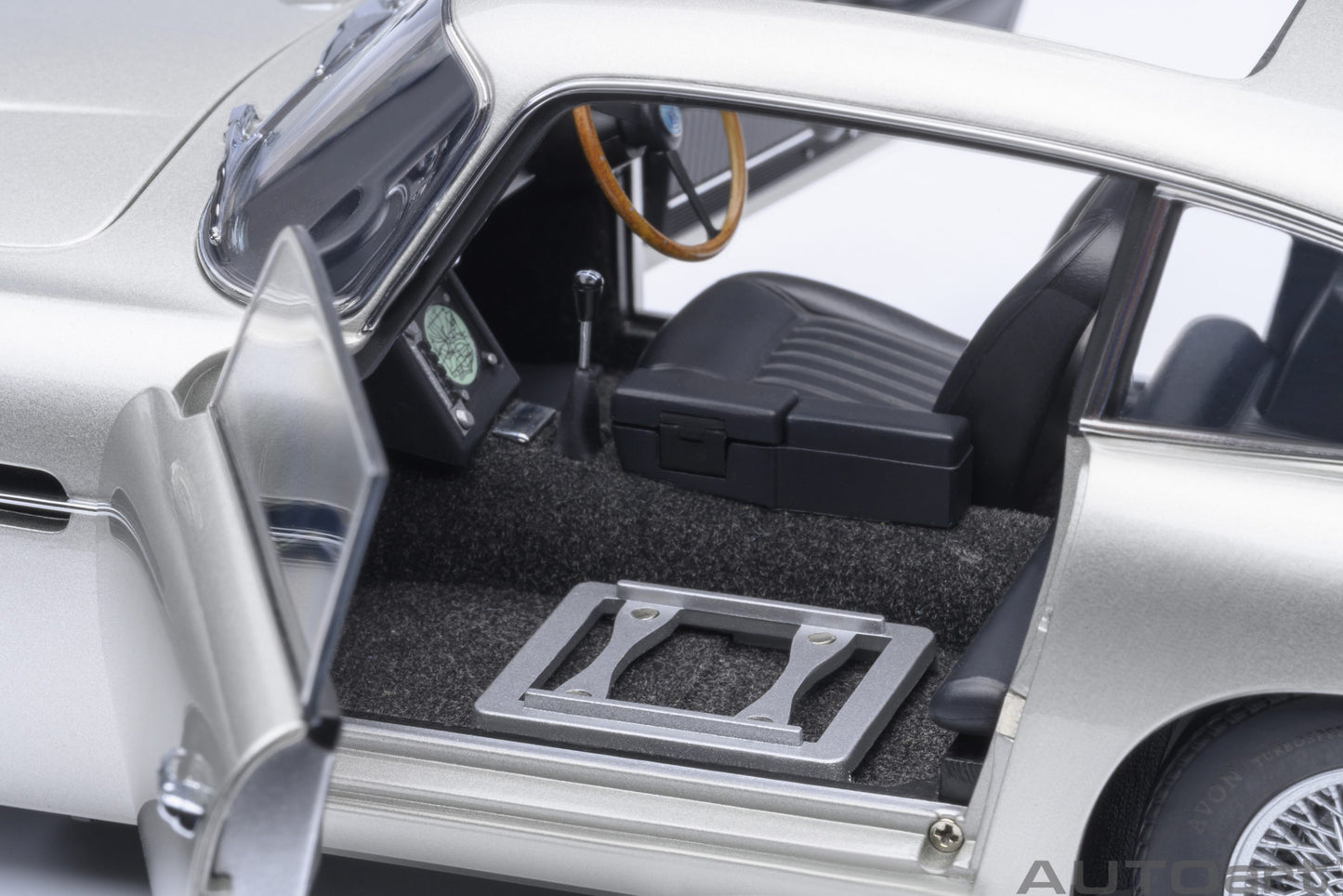 Aston Martin DB5 “Goldfinger” model car 1:18 AutoArt