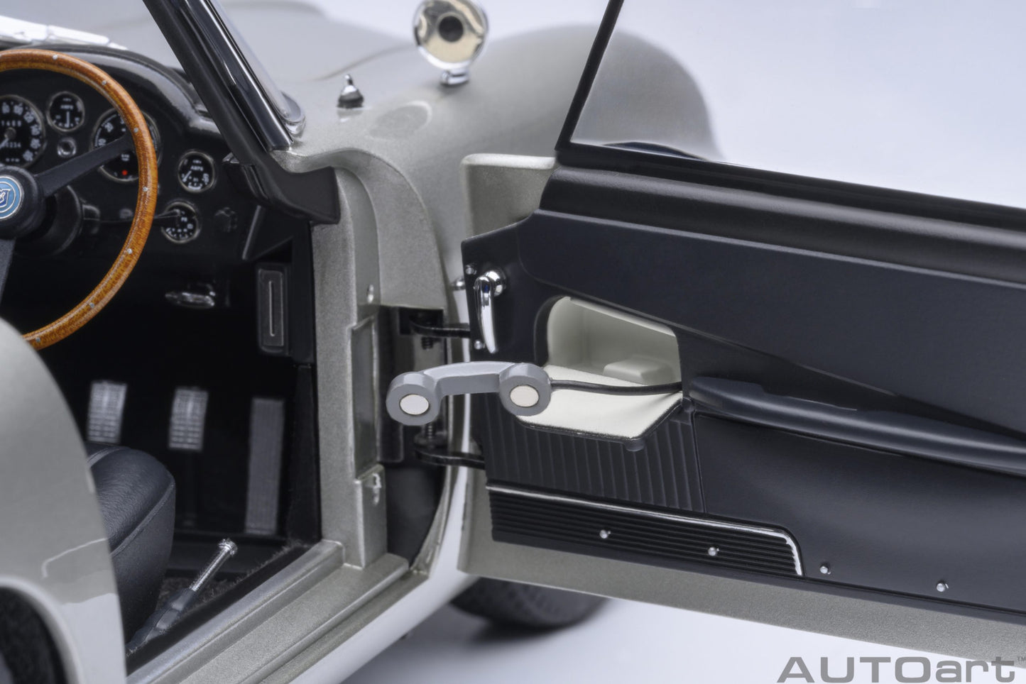 Aston Martin DB5 “Goldfinger” model car 1:18 AutoArt