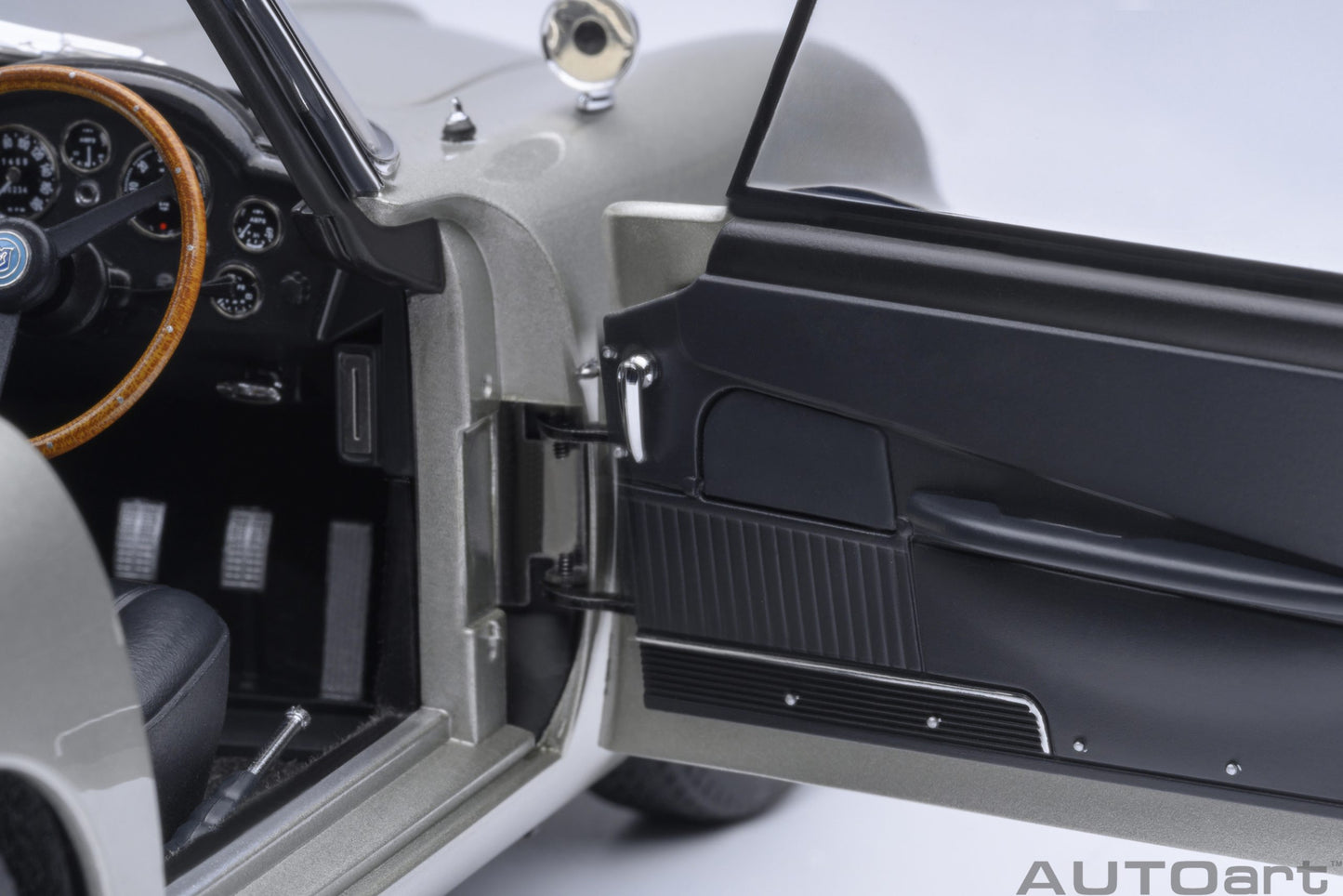 Aston Martin DB5 “Goldfinger” model car 1:18 AutoArt