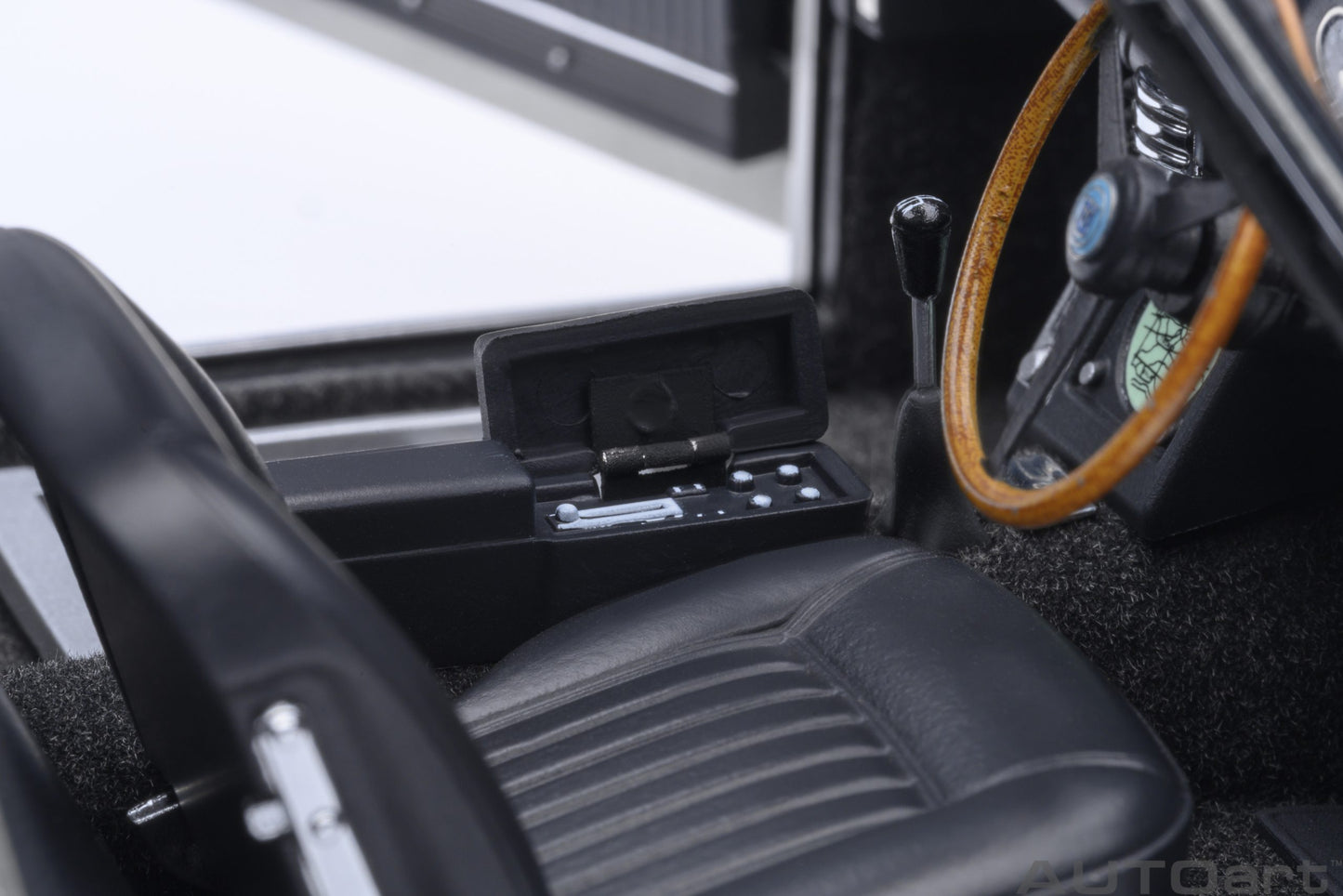 Aston Martin DB5 “Goldfinger” model car 1:18 AutoArt