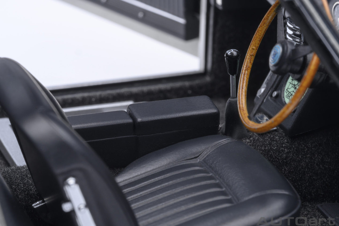 Aston Martin DB5 “Goldfinger” model car 1:18 AutoArt