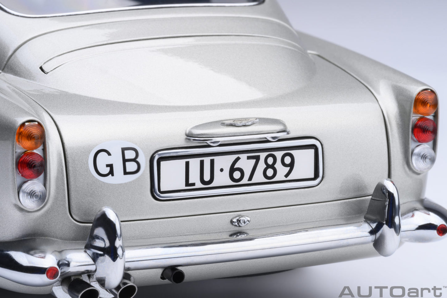 Aston Martin DB5 “Goldfinger” model car 1:18 AutoArt