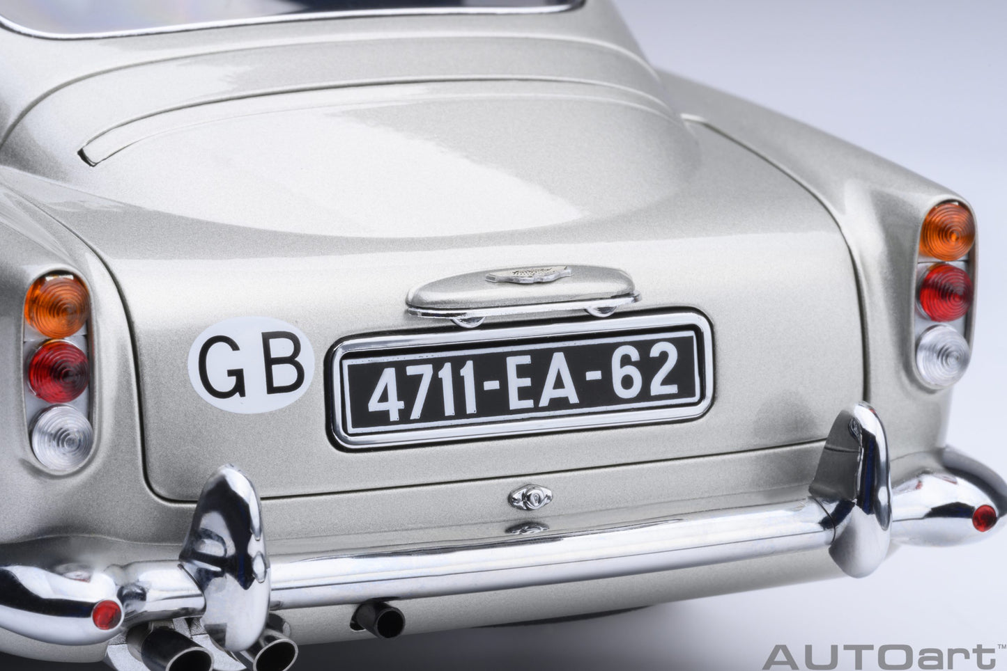 Aston Martin DB5 “Goldfinger” model car 1:18 AutoArt