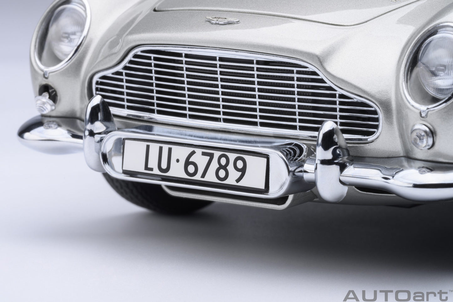 Aston Martin DB5 “Goldfinger” model car 1:18 AutoArt