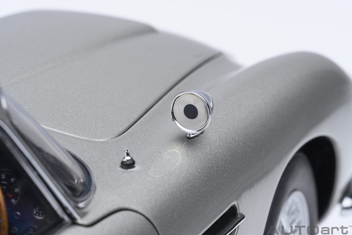 Aston Martin DB5 “Goldfinger” model car 1:18 AutoArt