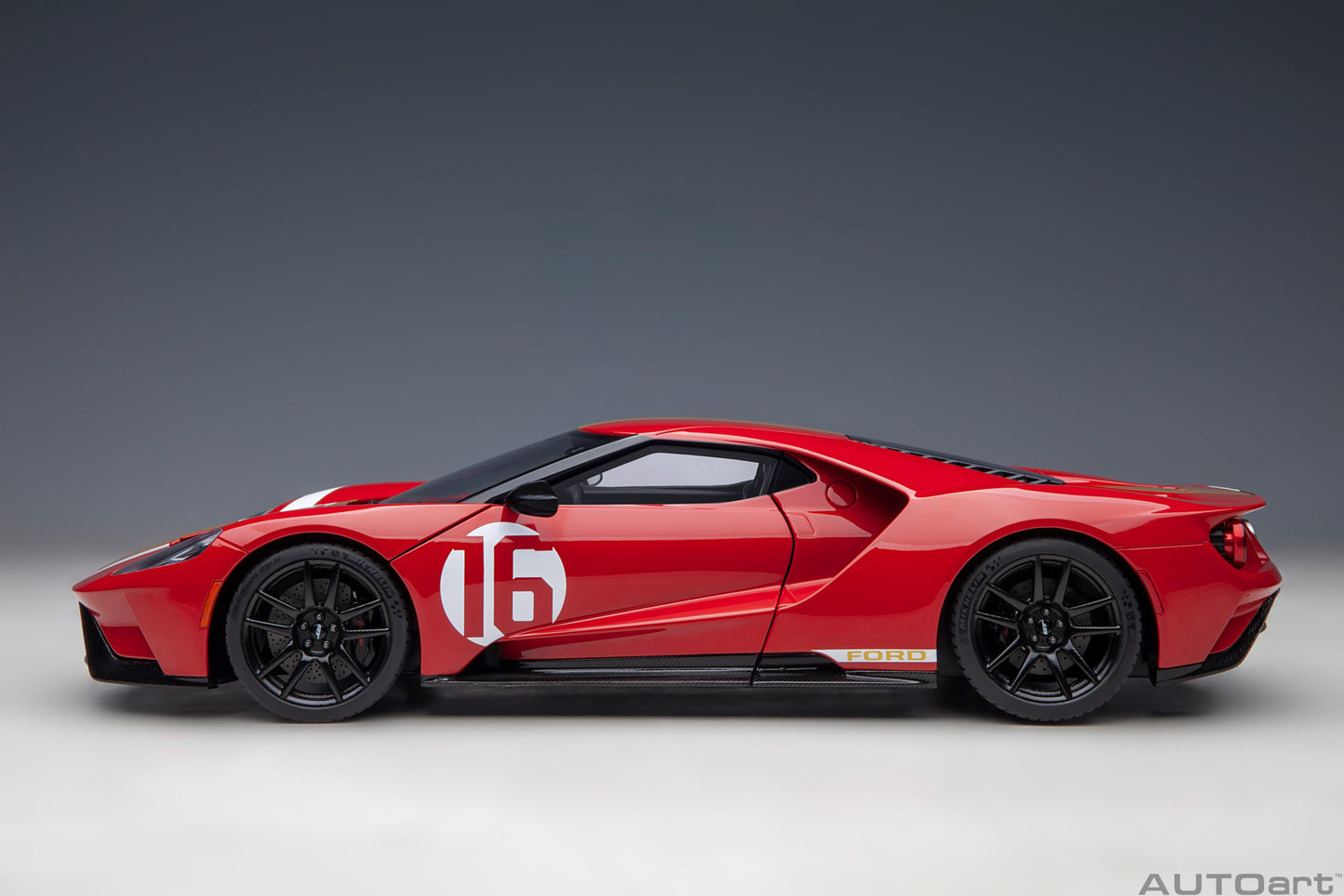 Macheta auto Ford GT 2022 Alan Mann Heritage Edition (Alan Mann Red) (2022) 1:18 AutoArt