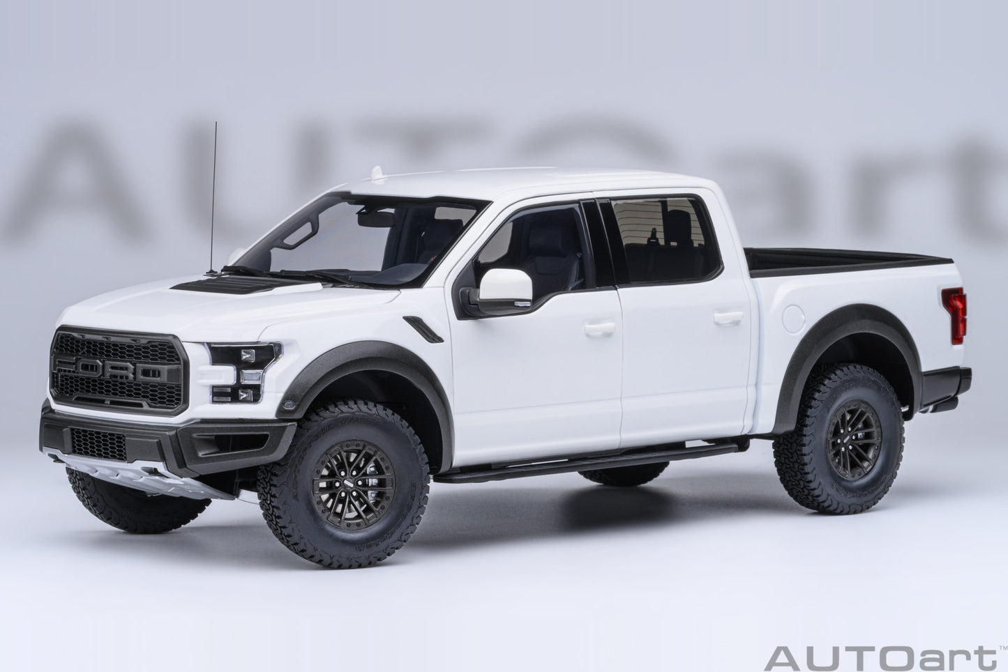 *Precomanda Macheta auto Ford F-150 Raptor Supercrew 2019 (Oxford White) 1:18 AutoArt