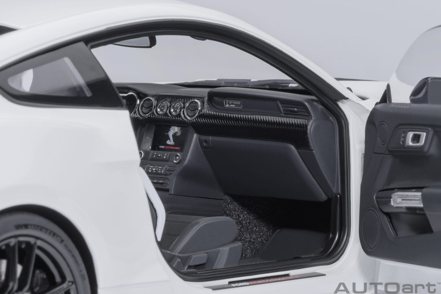 Macheta auto Ford Mustang Shelby GT500 (Oxford White) 1:18 AutoArt