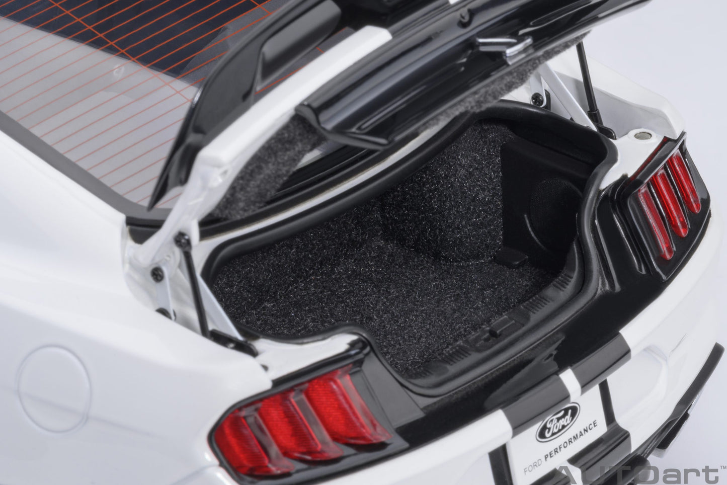 Macheta auto Ford Mustang Shelby GT500 (Oxford White) 1:18 AutoArt