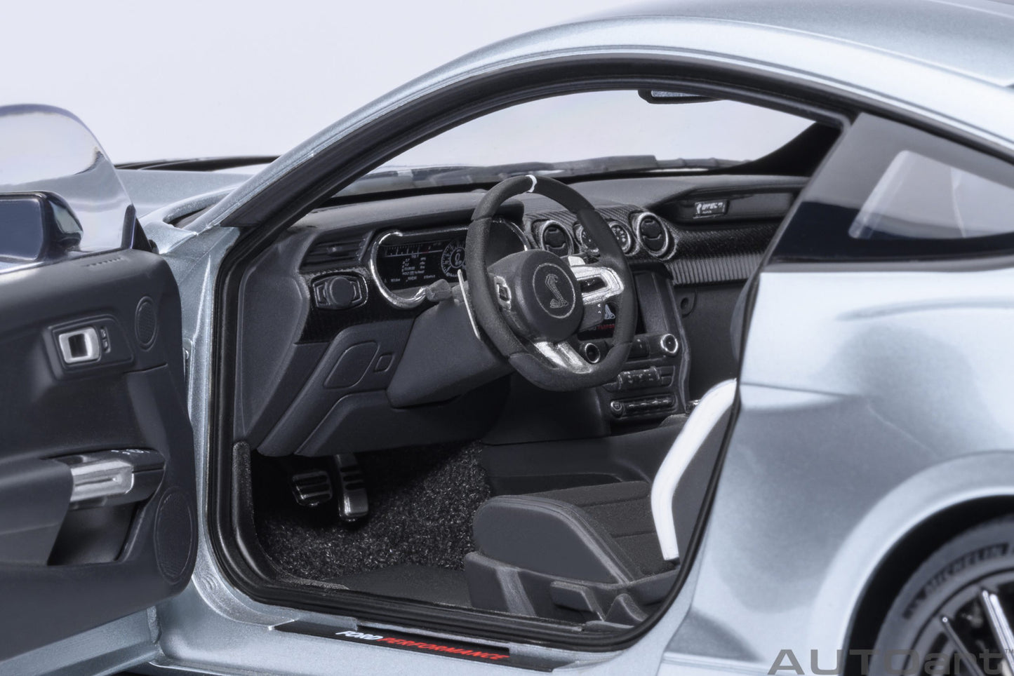 Model car Ford Shelby Mustang GT500 (Iconic Silver) 1:18 AutoArt