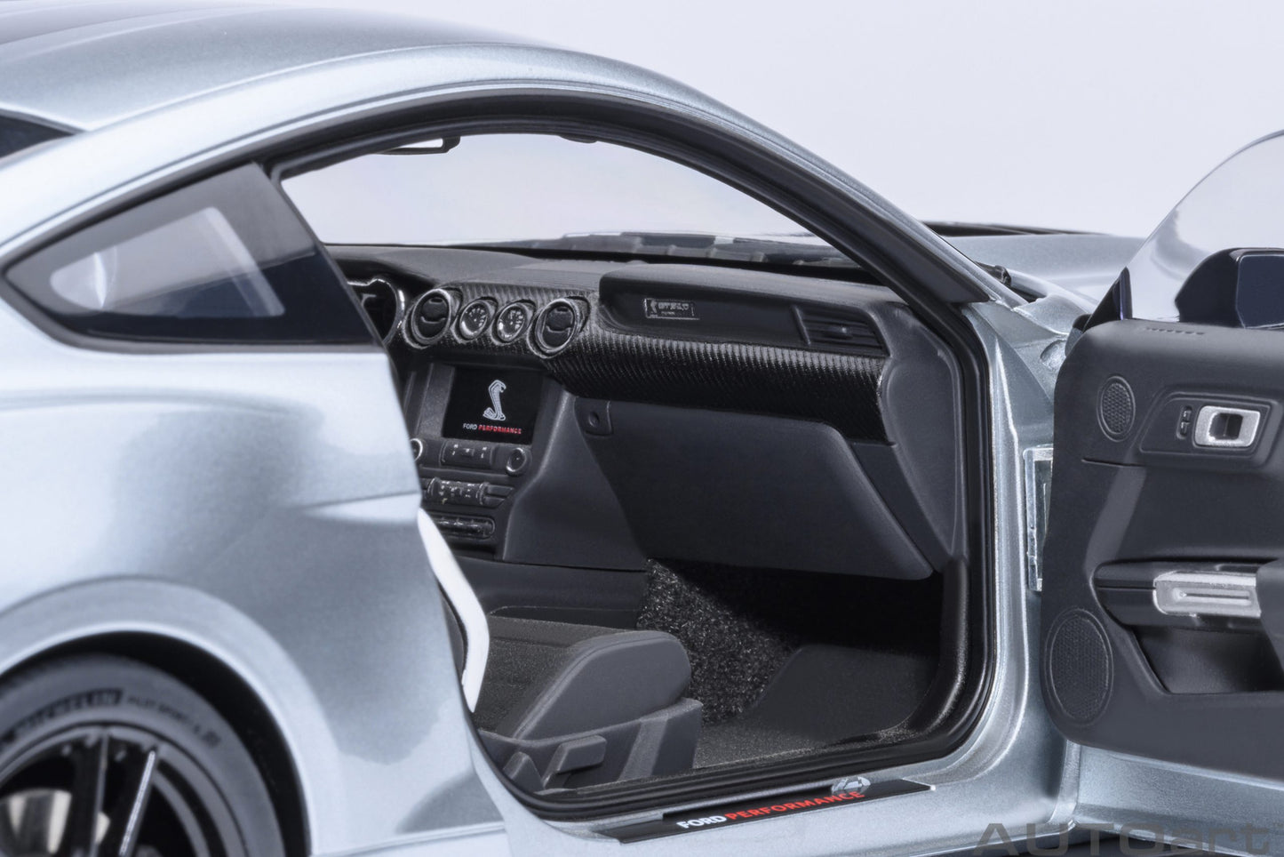 Model car Ford Shelby Mustang GT500 (Iconic Silver) 1:18 AutoArt