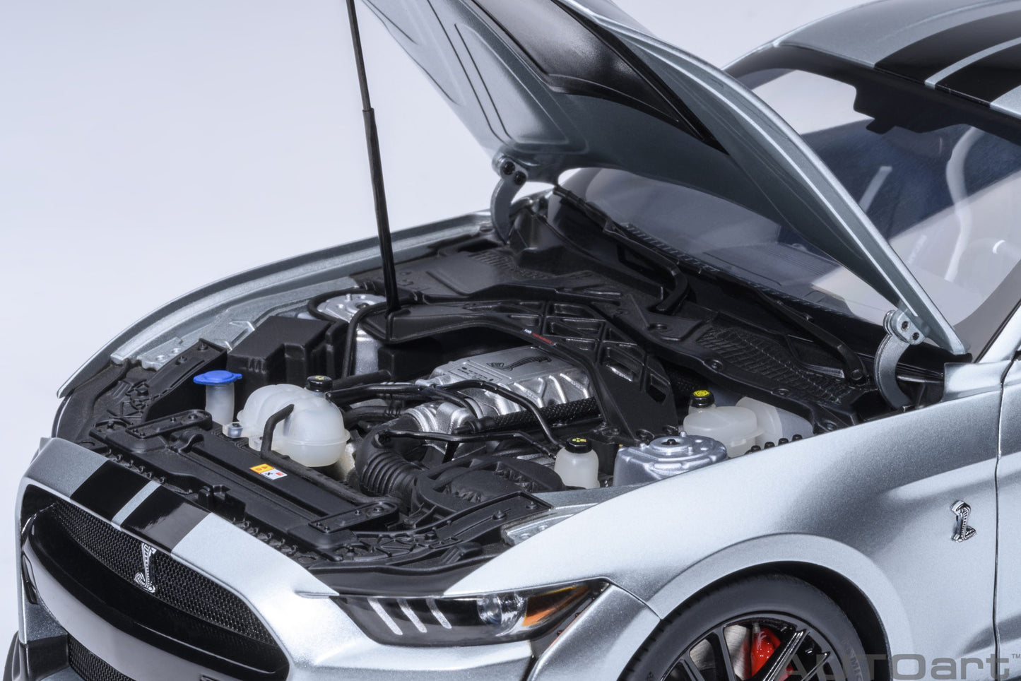 Model car Ford Shelby Mustang GT500 (Iconic Silver) 1:18 AutoArt