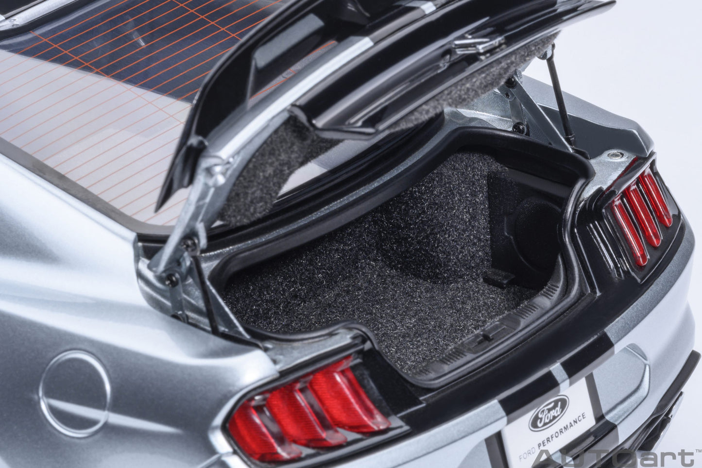 Model car Ford Shelby Mustang GT500 (Iconic Silver) 1:18 AutoArt