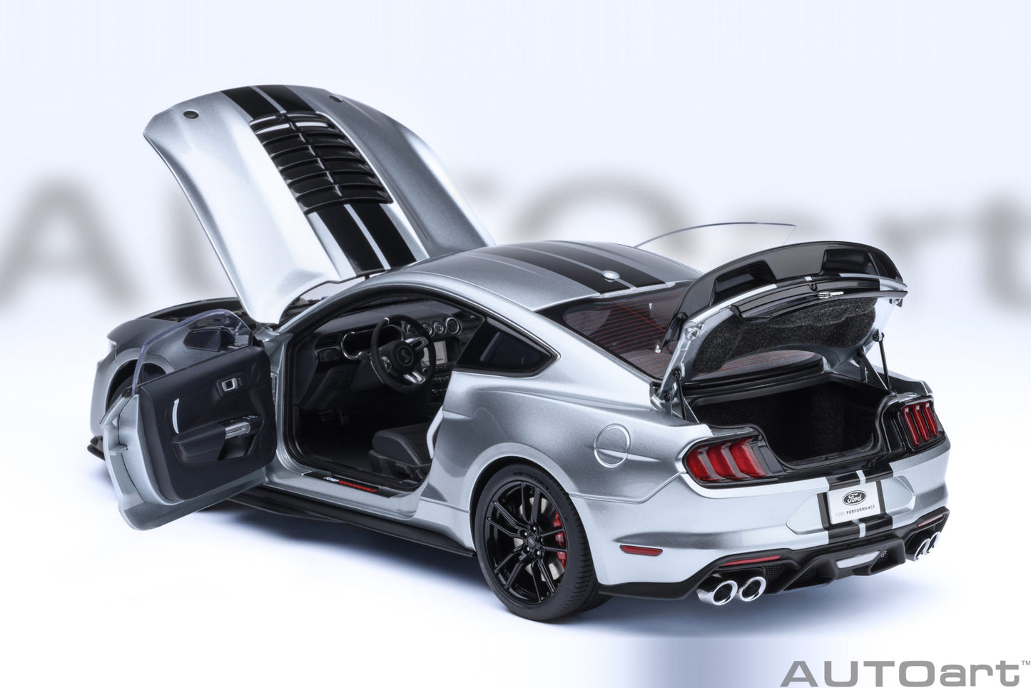 Model car Ford Shelby Mustang GT500 (Iconic Silver) 1:18 AutoArt