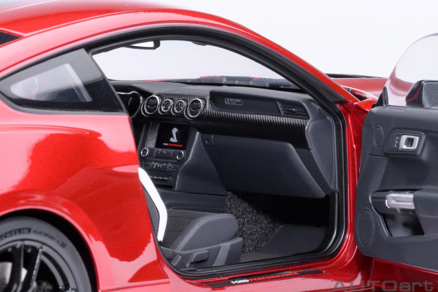 Model car Ford Mustang Shelby GT500 (Rapid Red) 1:18 AutoArt