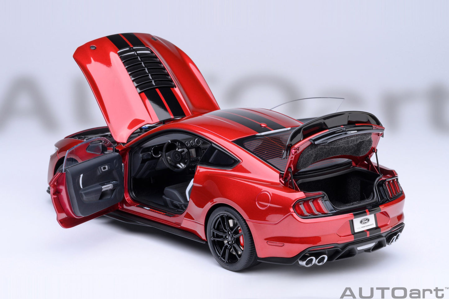 Model car Ford Mustang Shelby GT500 (Rapid Red) 1:18 AutoArt