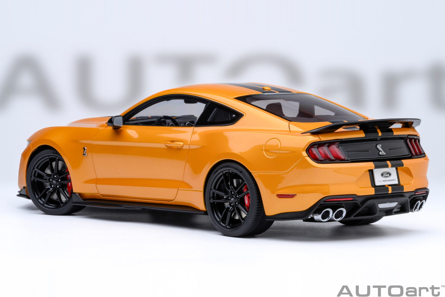 Model car Ford Mustang Shelby GT500 (Cyber ​​Orange) 1:18 AutoArt