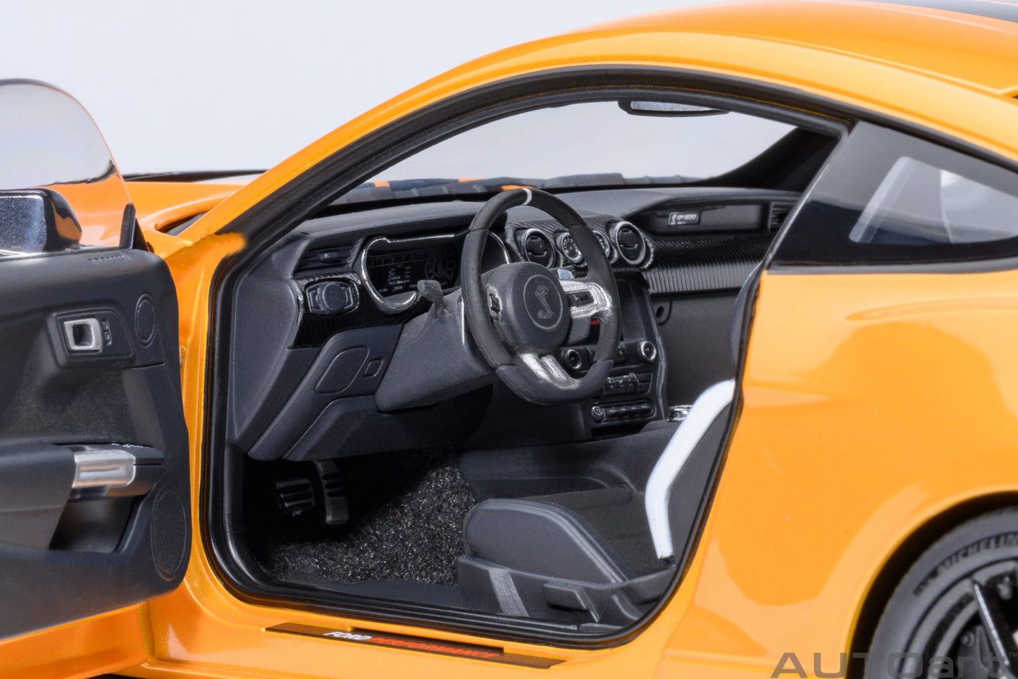 Model car Ford Mustang Shelby GT500 (Cyber ​​Orange) 1:18 AutoArt