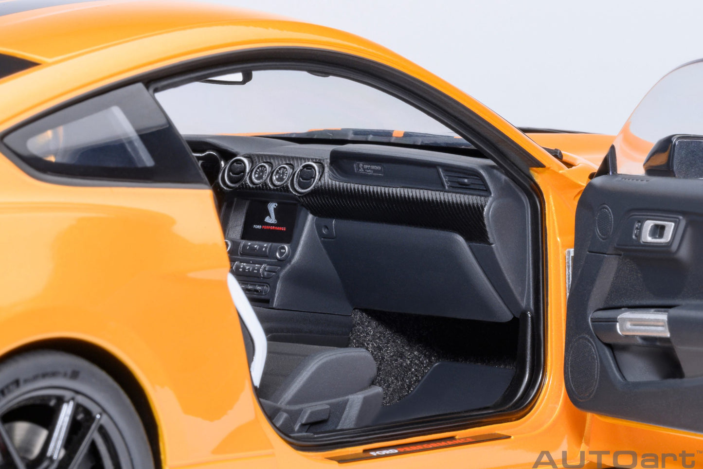 Model car Ford Mustang Shelby GT500 (Cyber ​​Orange) 1:18 AutoArt