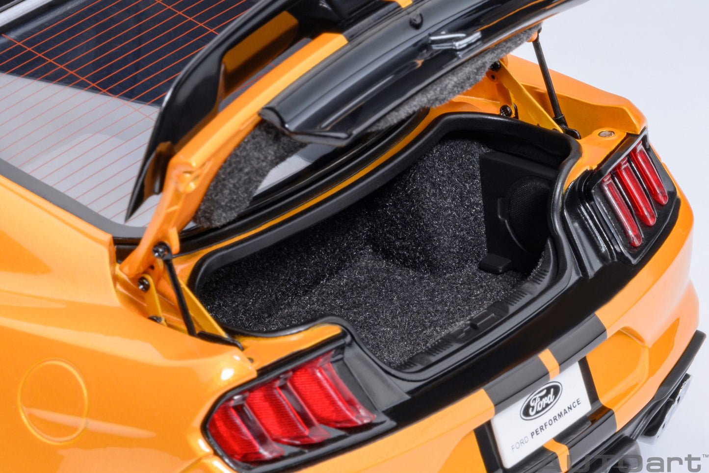 Model car Ford Mustang Shelby GT500 (Cyber ​​Orange) 1:18 AutoArt