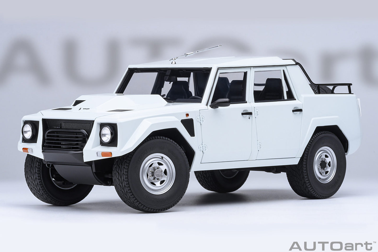 * Precomanda Macheta auto Lamborghini LM002 (Bianco Polo Park) 1:18 AutoArt