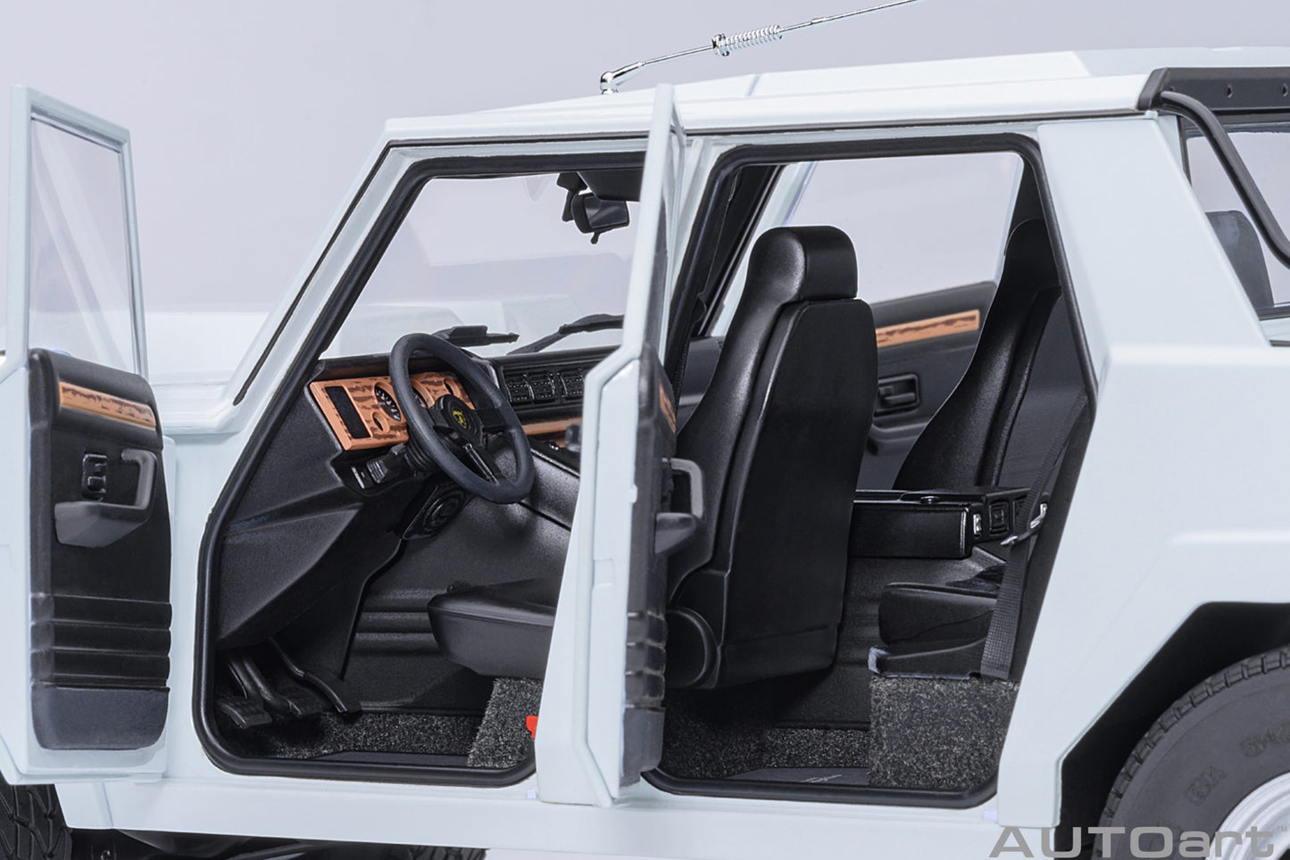 * Precomanda Macheta auto Lamborghini LM002 (Bianco Polo Park) 1:18 AutoArt